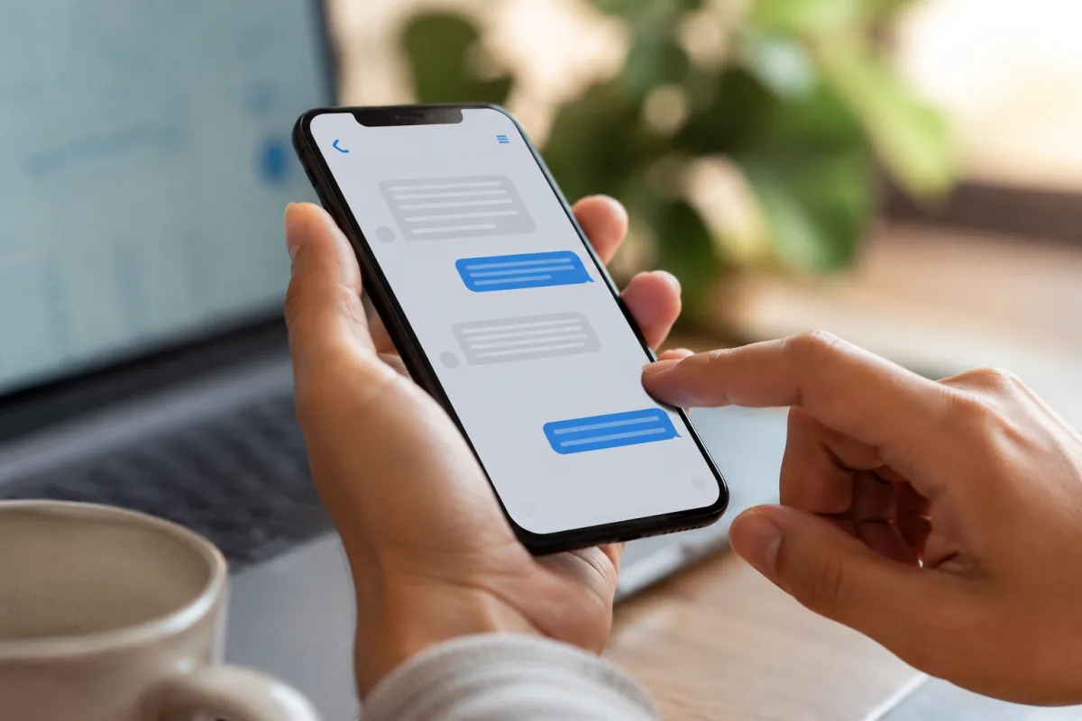 Gros plan sur un smartphone recevant un SMS promotionnel personnalis&eacute; d'une boutique locale